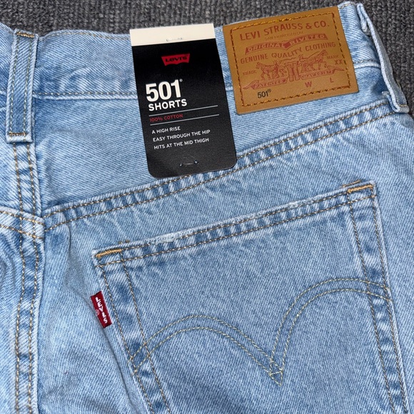NWT Levi’s light denim shorts - Picture 3 of 4